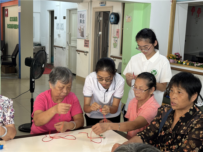 韶关大学义教中心大学生志愿者到惠民街道居家养老中心开设手工培训课程.jpg