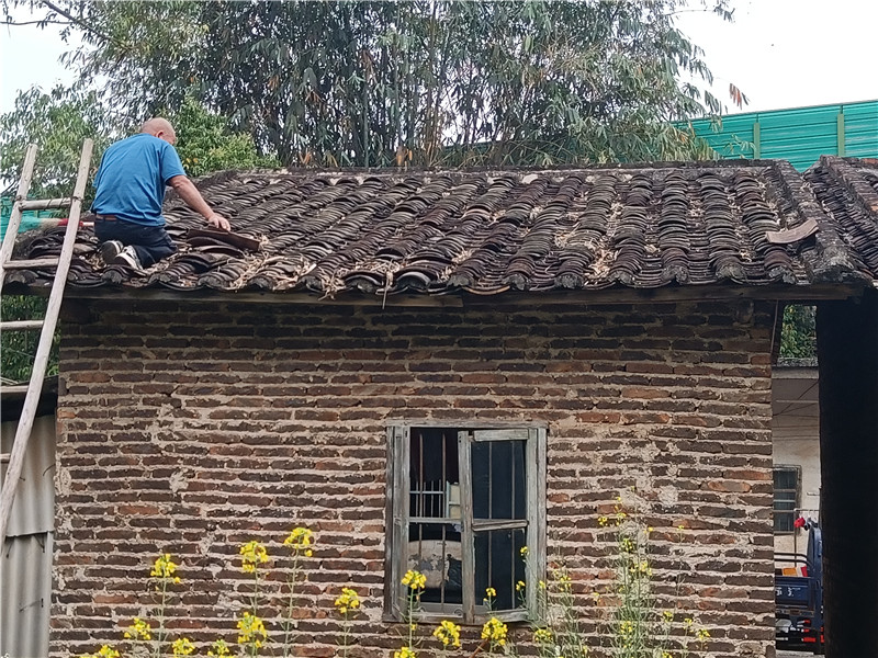 装修师傅修缮屋顶中.jpg