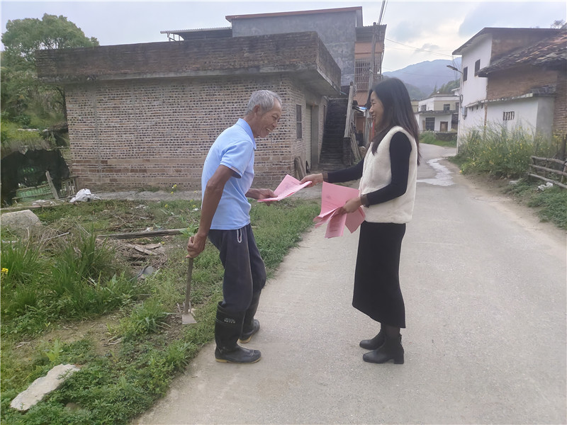 向村民发放倡议书 (3).jpg