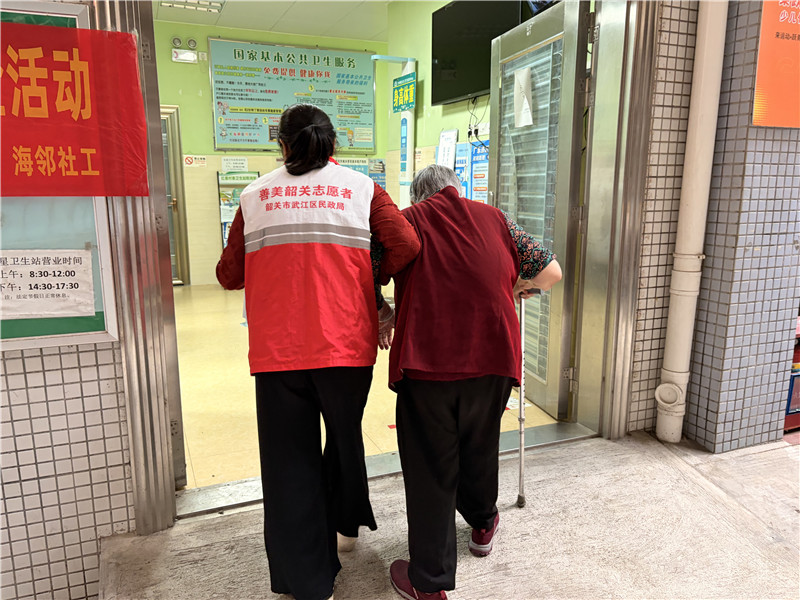 社工搀扶行动不便老人.jpg