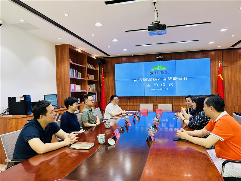 双方相关人员围绕品牌合作事宜亲切交流.jpg