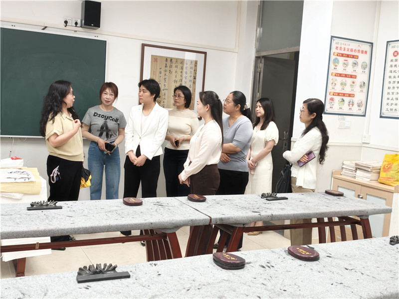 调研组一行调研凤度小学未成年人关爱工作.jpg
