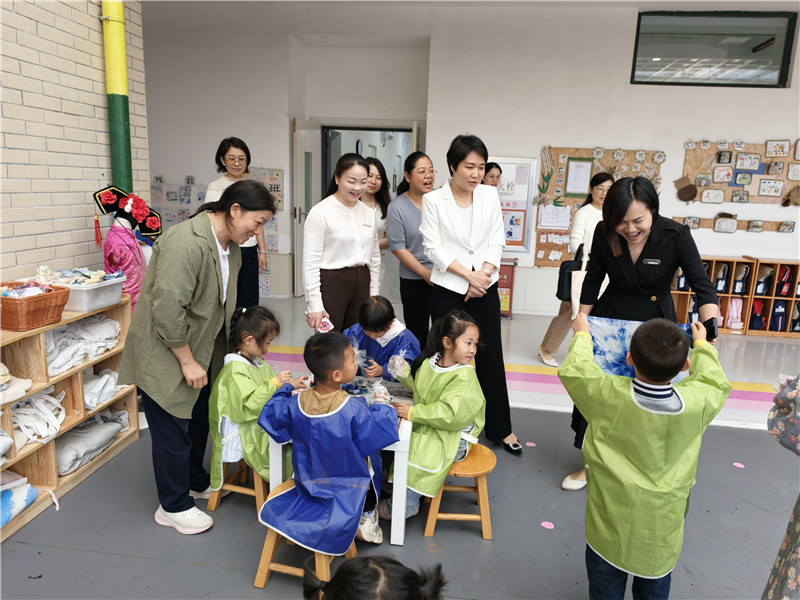 调研组一行调研韶新幼儿园未成年人关爱工作.jpg