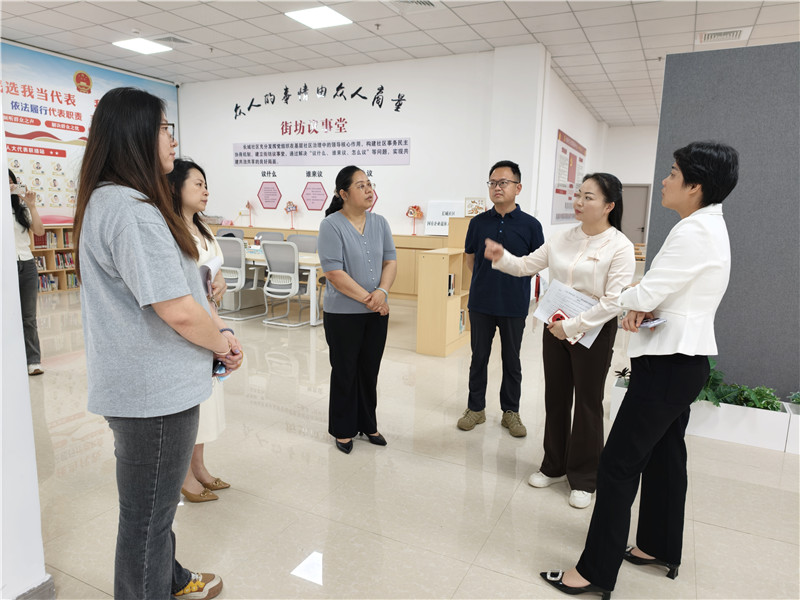 调研组一行调研长城社区“儿童之家”.jpg