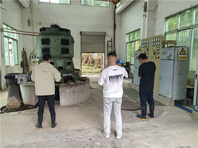 镇属应急部门对电站等检查.jpg