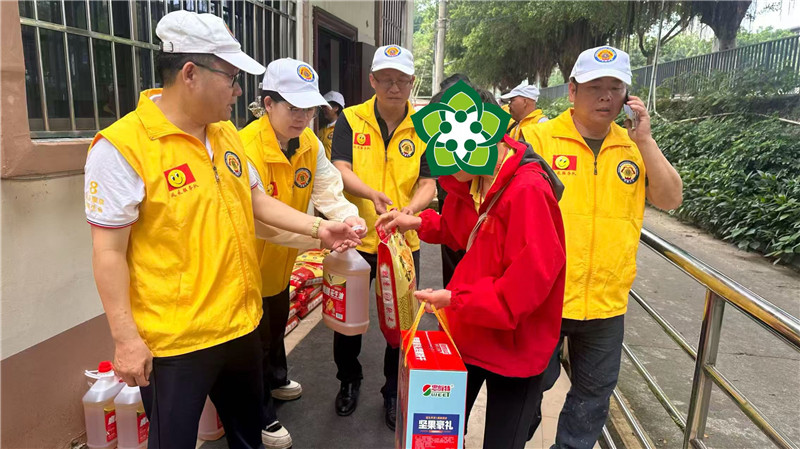 广东狮子会风采服务队为残疾人送上精心准备的慰问品1.jpg