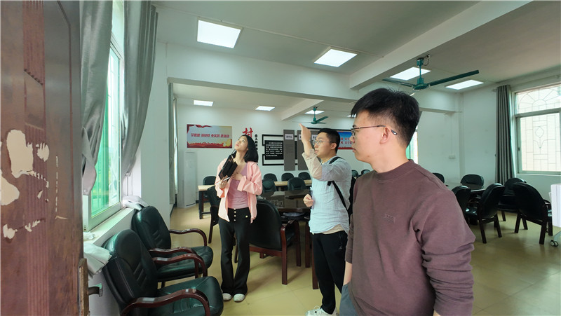 团队开展现场测绘工作.jpg