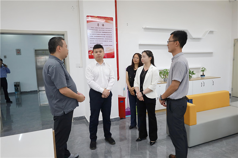 区委副书记、区长谢佳到育人中心综合服务大厅与工作人员进行交流.jpg
