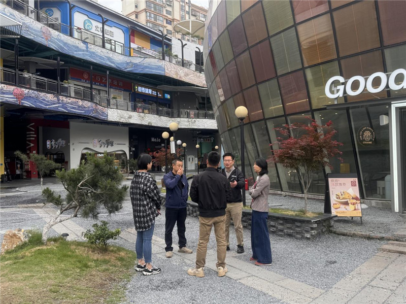 街道工作人员实地了解情况.jpg