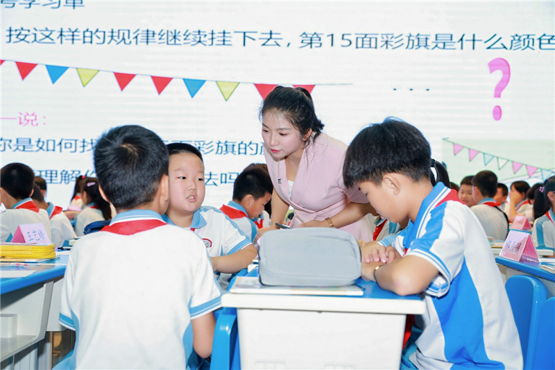 庄方敏老师在第24届全国新世纪小学数学研讨会上进行现场课例展示.jpg