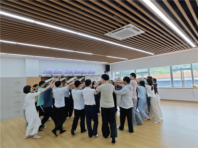 团体热身活动.jpg