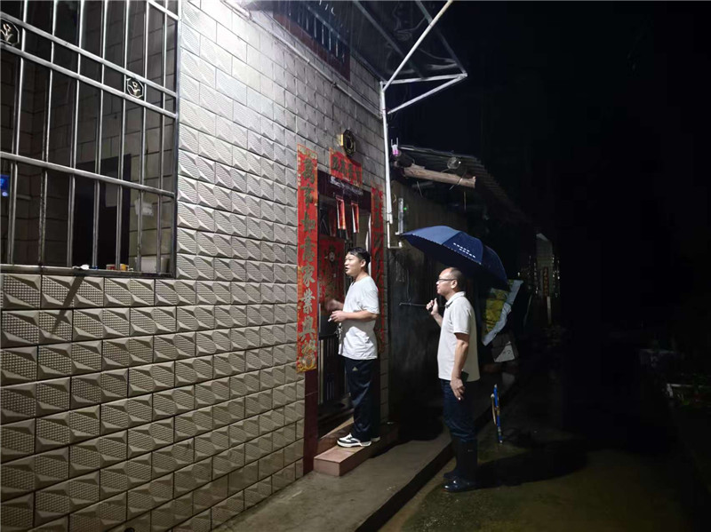 镇班子成员分片包联转移群众3.jpg
