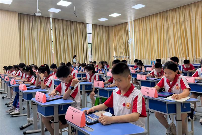 学生在认真作答.jpg