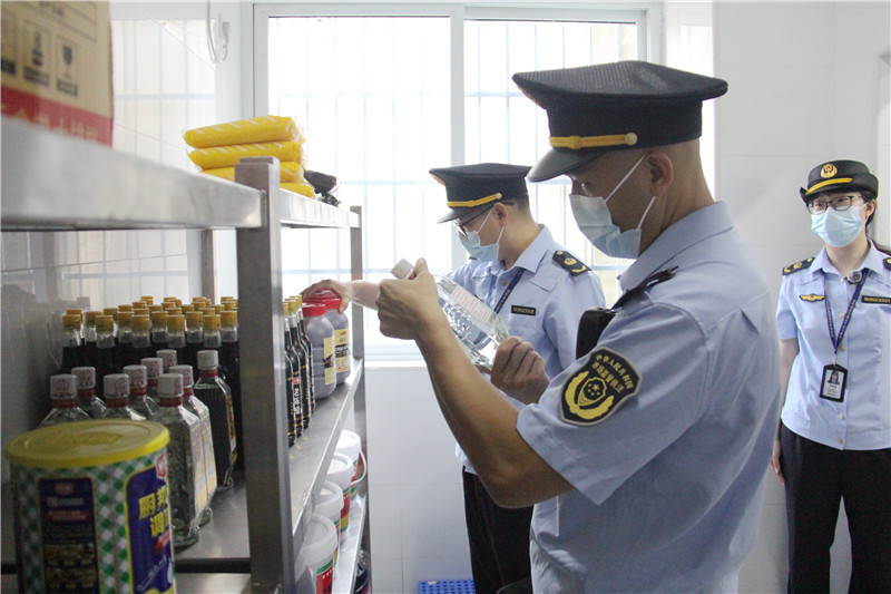 执法人员对仓库内食品进行检查.jpg