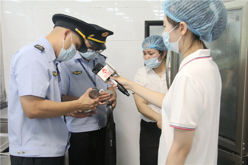 执法人员对留样情况进行检查.jpg