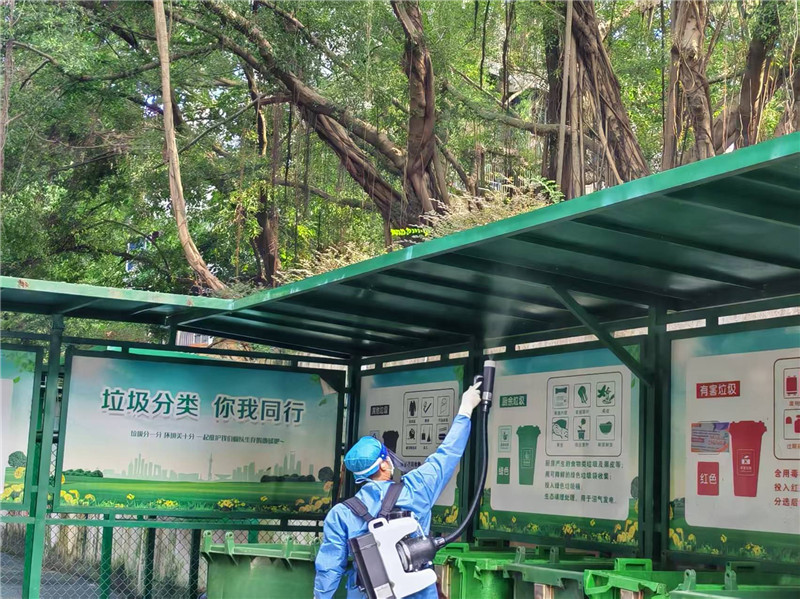 广东北江中学在校内进行灭蚊消杀.jpg