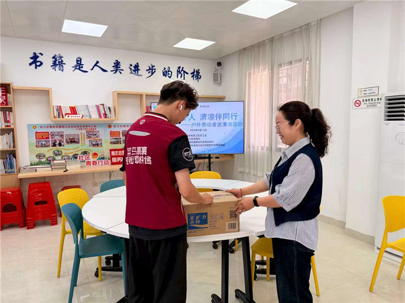 武江北社区工会驿站发放宝矿力.jpg