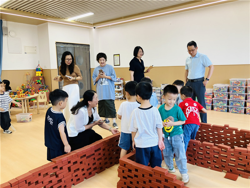 安吉县幼教专家观摩新华幼儿园（新城园区）室内游戏.jpg