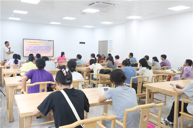 老师授课.jpg