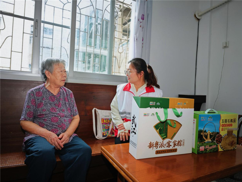 走访入户慰问.jpg
