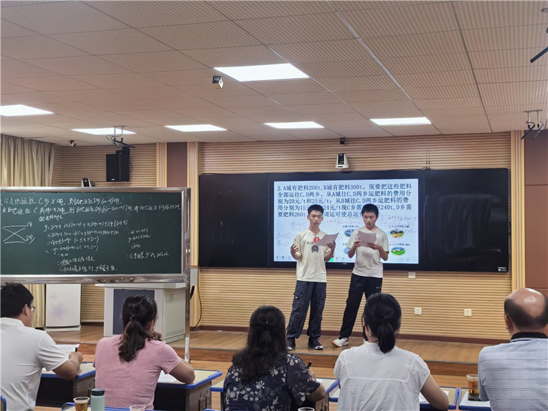 八年级选手说题比赛现场.jpg