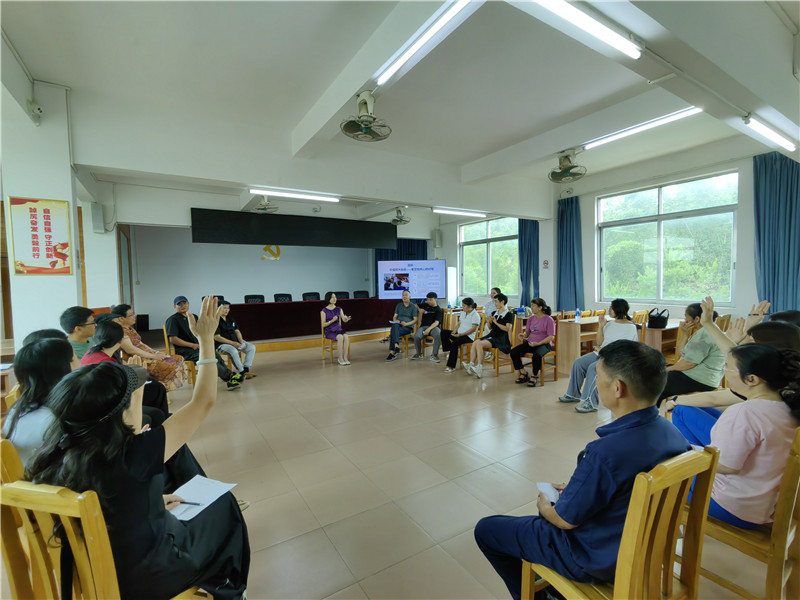 1.心理咨询老师带领职工参与心理团辅课.jpg