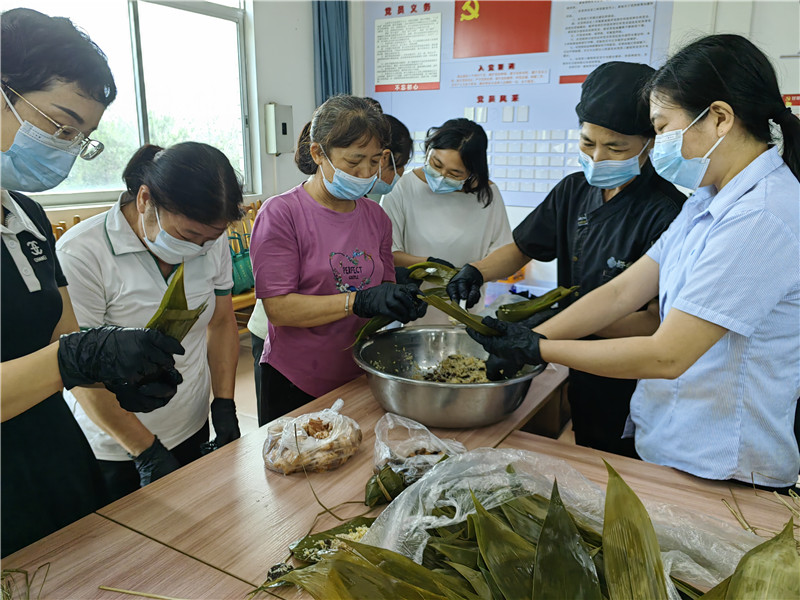2.现场体验制作粽子.jpg