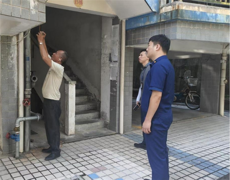 剪断充电“空中线”.jpg