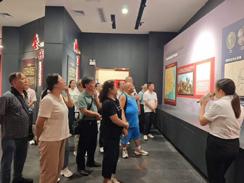 在纪念馆听讲解，重温革命历史_副本.jpg
