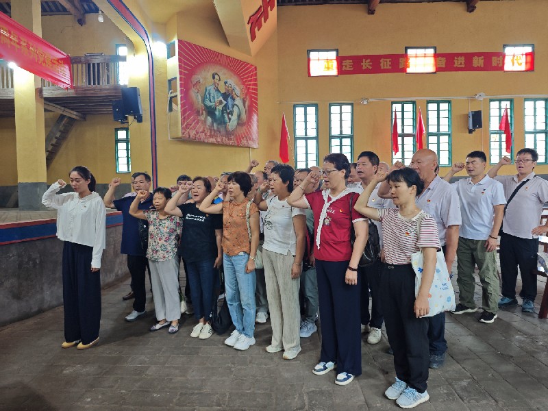 重温入党誓词现场_副本.jpg