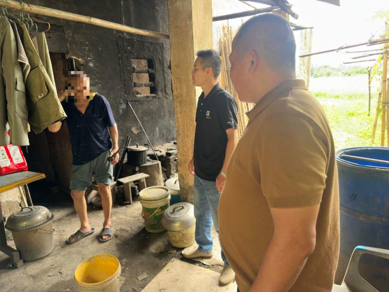 镇村工作人员探访老人进行前期摸排.jpg