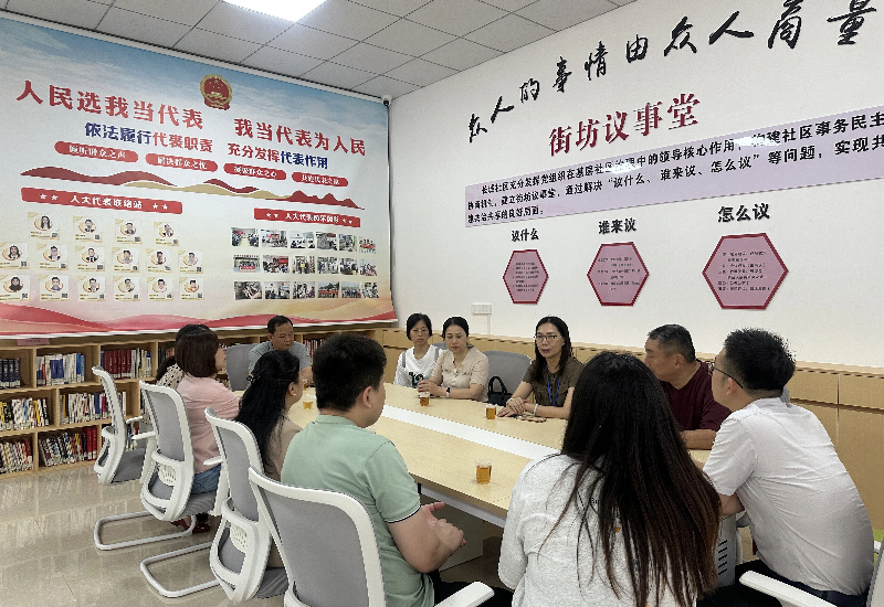 代表走进长城片区联络站接待群众.jpg
