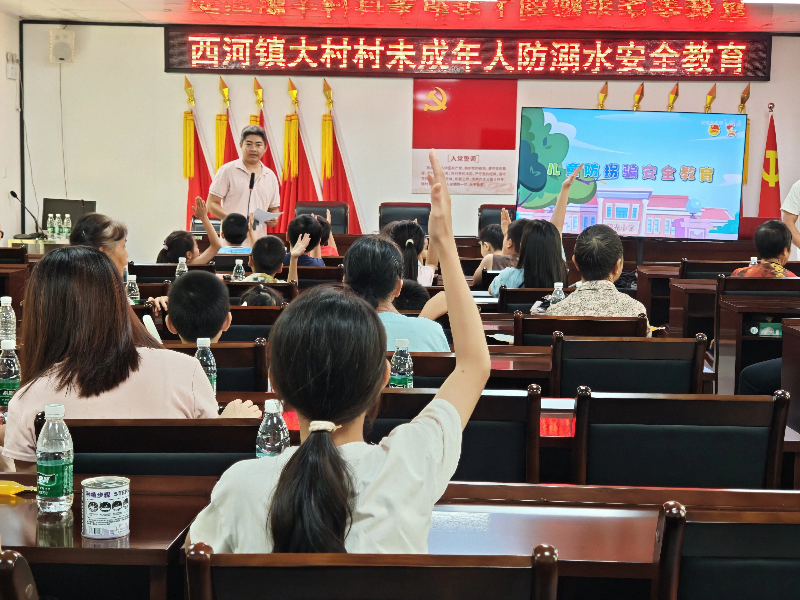 小朋友们积极举手踊跃抢答.jpg