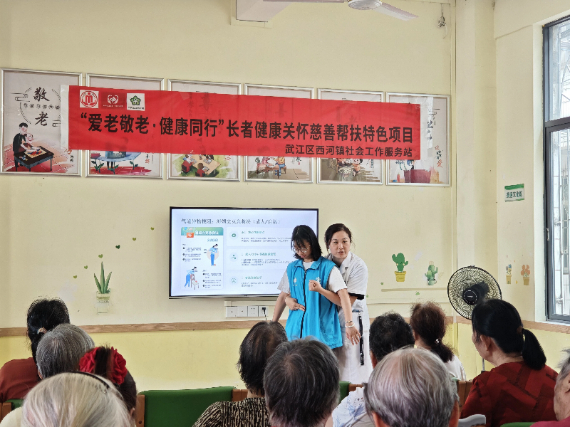 医护人员讲解现场.jpg
