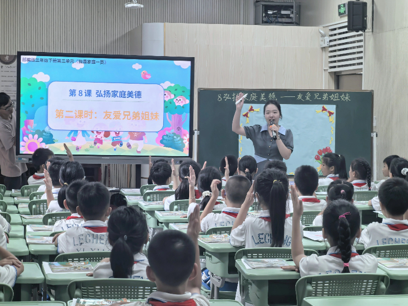 荣获一等奖的陈思颖老师在决赛中上课.jpg