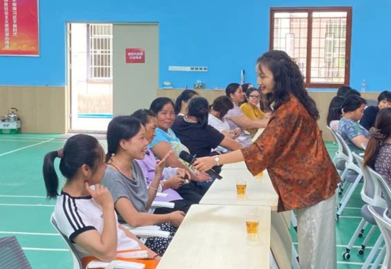 心理课讲师与学员互动.jpg