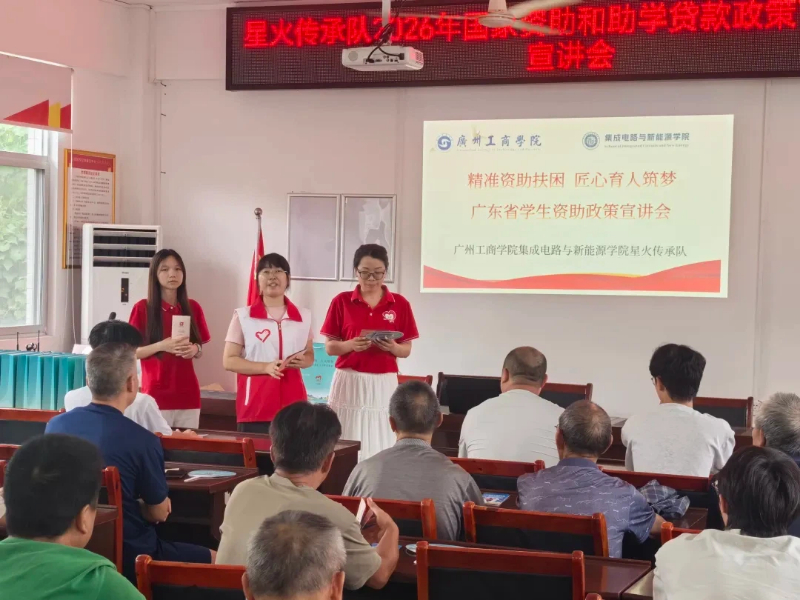 带队老师解读政策.jpg
