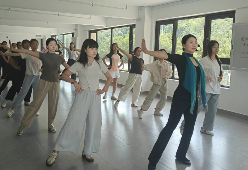 形体课教学.jpg