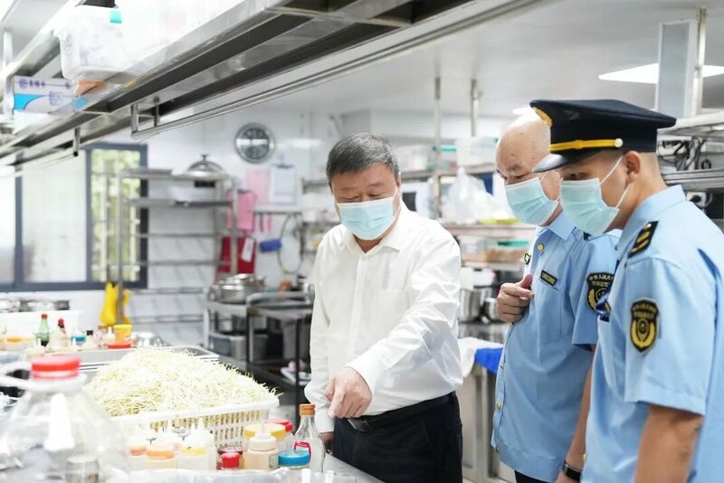 区委书记张广晖开展节前安全生产、消防和食品安全督导检查