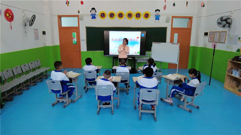 黄国娟老师在上生活适应课《洗手》.jpg