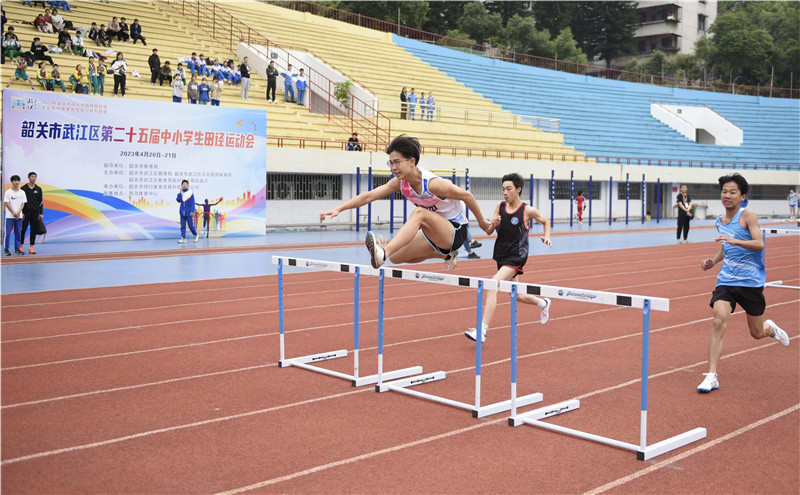 进行110米跨栏跑.jpg